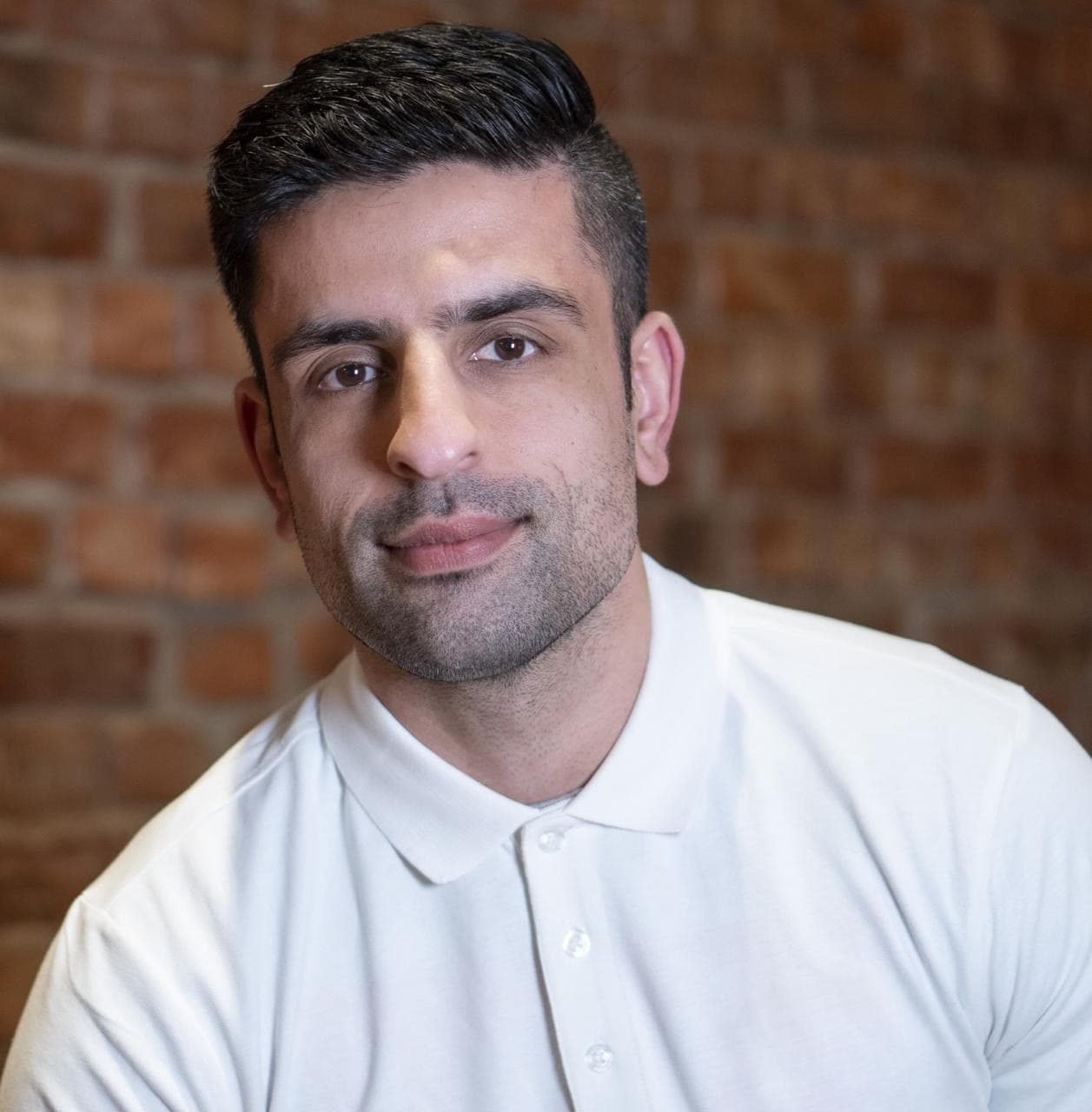 Dr. Luqman Chaudhari hos Oslo Glow